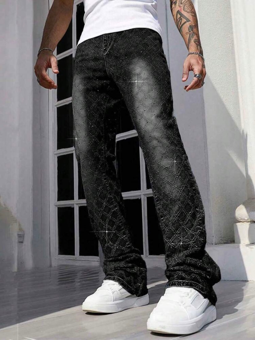 Jean skinny coupe droite pour homme avec poches, style casual streetwear, idéal pour un usage quotidien.