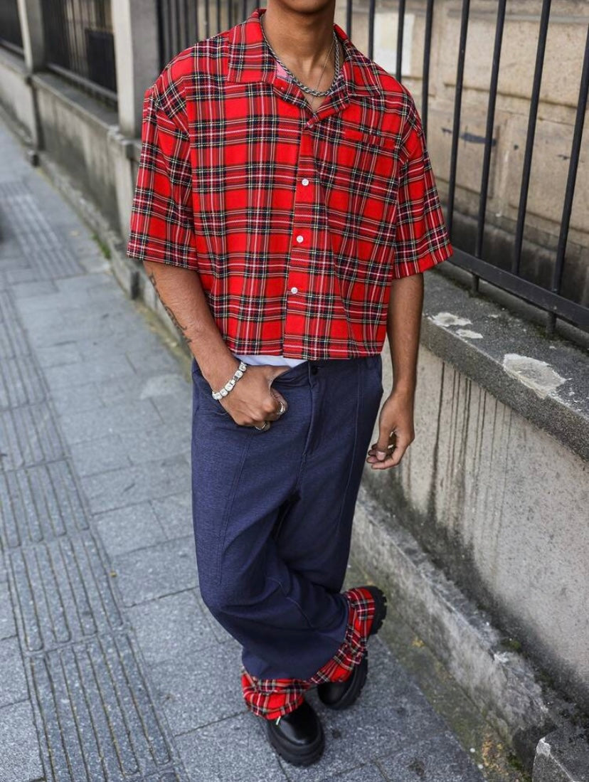 Ensemble streetwear unisexe avec haut à manches courtes rayé et pantalon ample, style japonais décontracté idéal pour l’été et les sorties en ville.