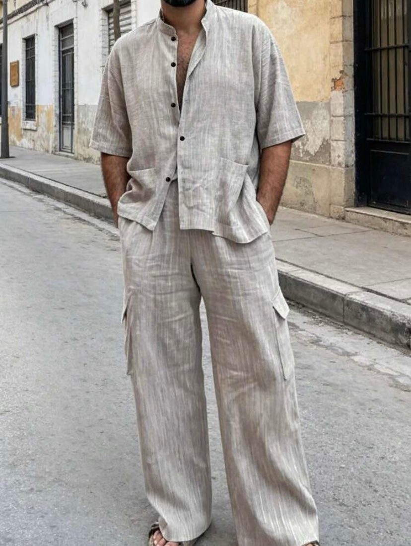 Ensemble décontracté pour homme avec chemise à col mao et pantalon ample effet lin, idéal pour les sorties, voyages et vacances d’été.