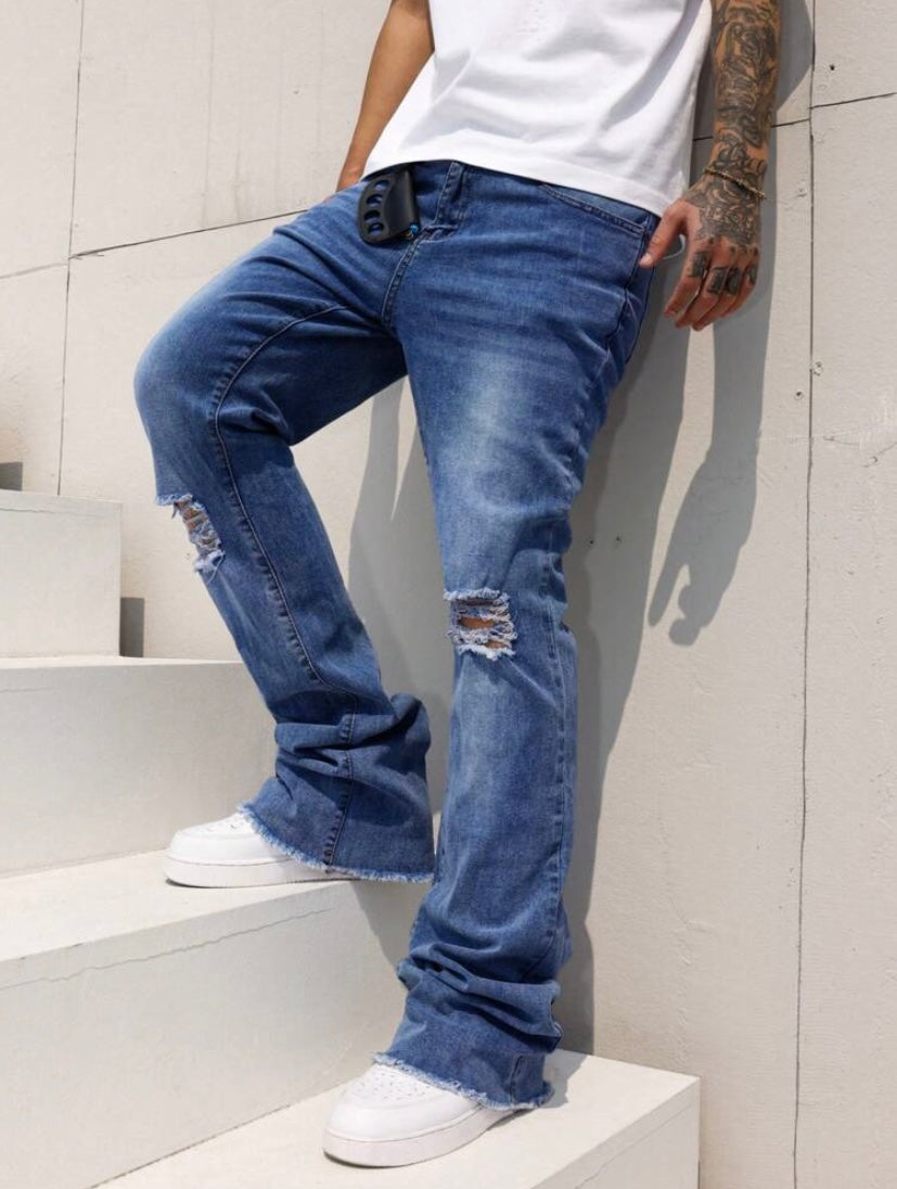 Jean bootcut pour homme avec effet usé, poches et ourlet effiloché, coupe évasée style casual streetwear.