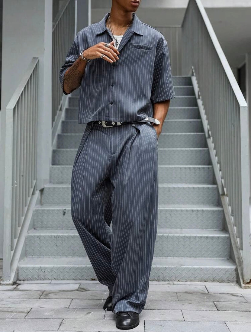 Ensemble streetwear unisexe avec haut à manches courtes rayé et pantalon ample, style japonais décontracté idéal pour l’été et les sorties en ville.