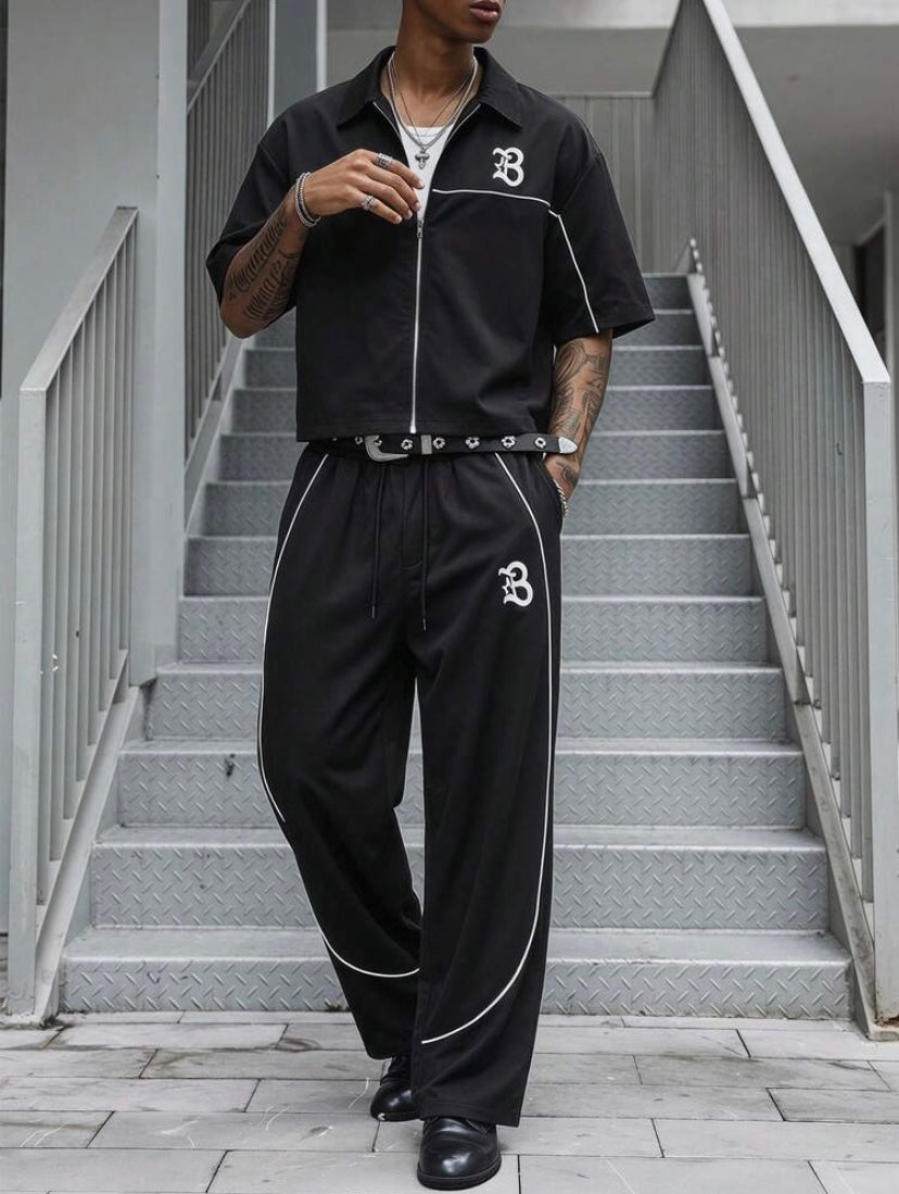 Ensemble streetwear unisexe avec haut à manches courtes rayé et pantalon ample, style japonais décontracté idéal pour l’été et les sorties en ville.