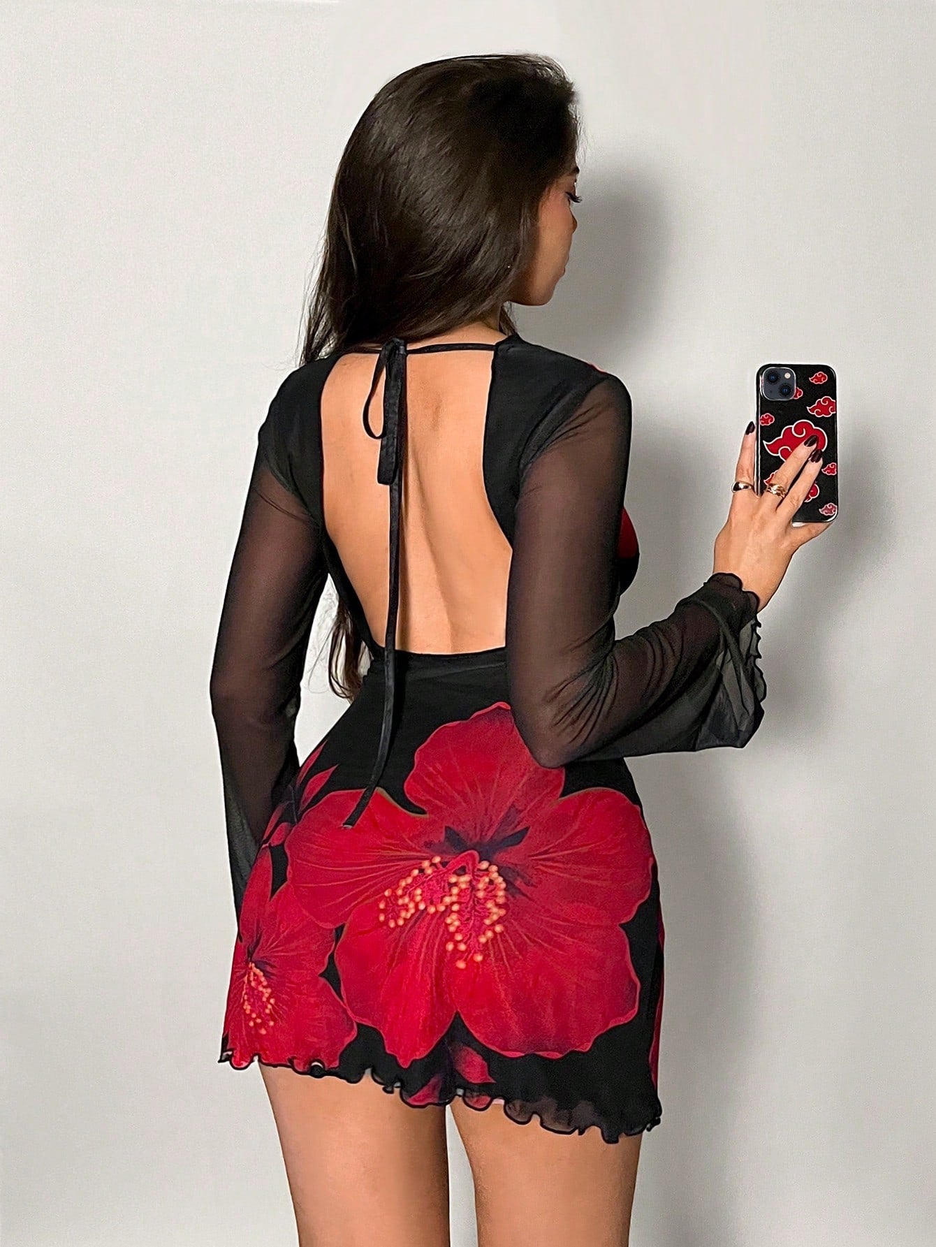 Robe courte fleurie à manches trompette et dos nu